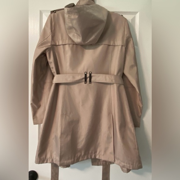 Woman’s rain coat. - Picture 4 of 9